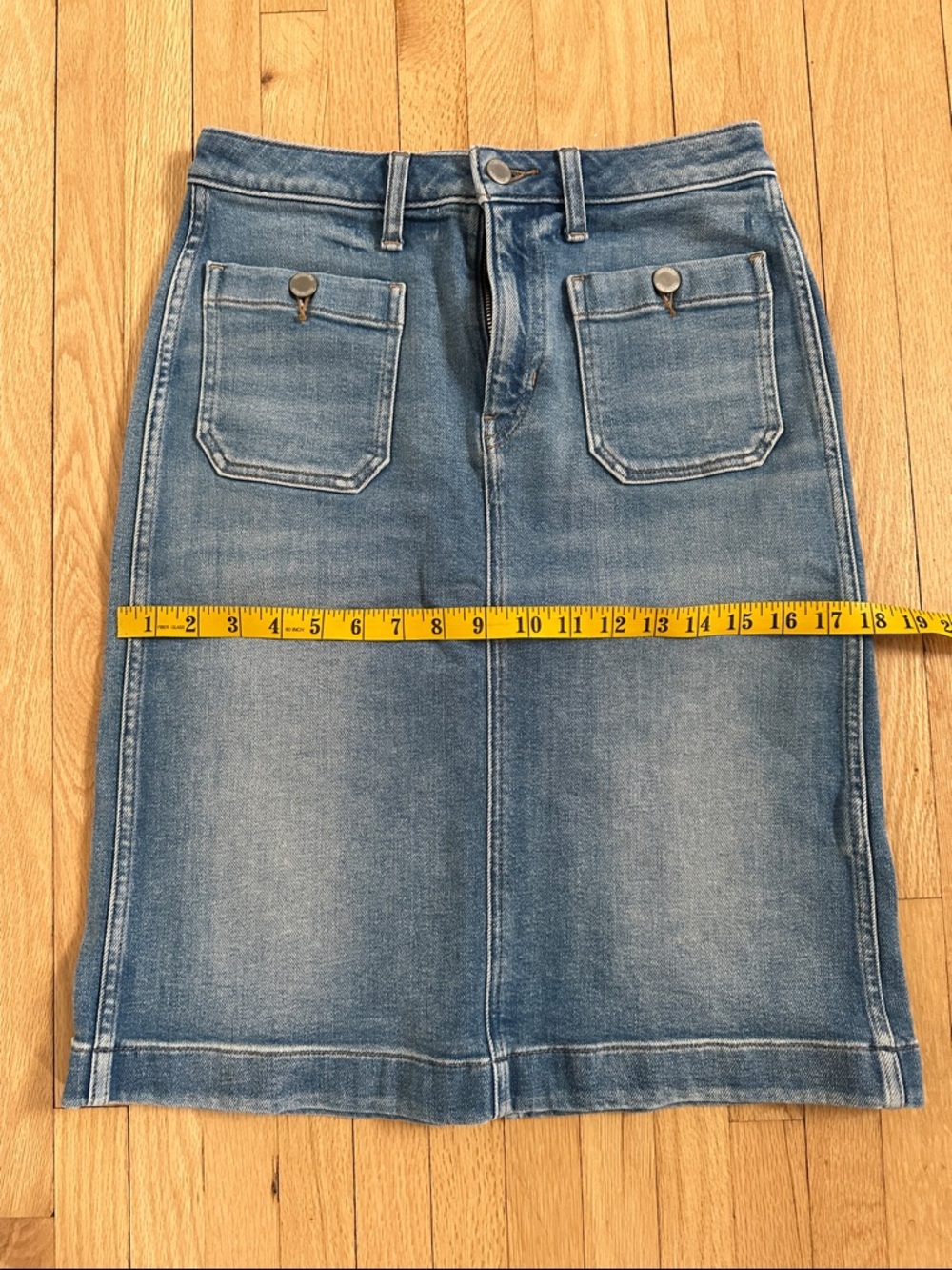 5 for $25 // Banana Republic light wash patch pocket denim midi skirt size 4 - Picture 3 of 8